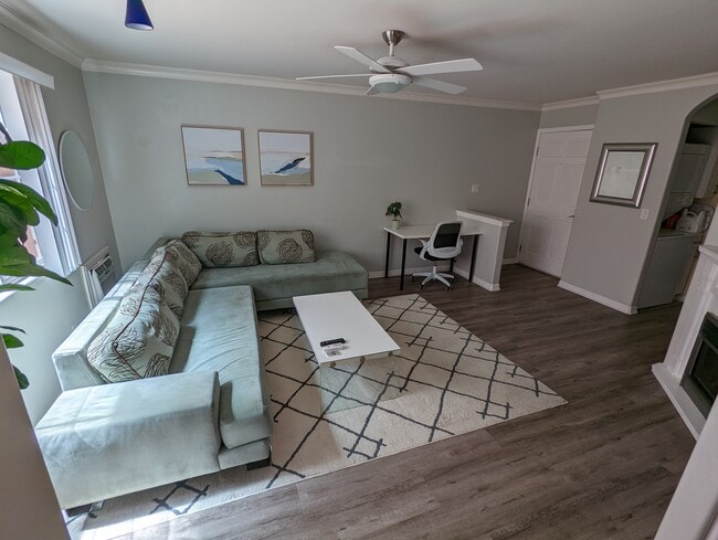 Living Room - 853 Thomas Ave Unit Apt 3