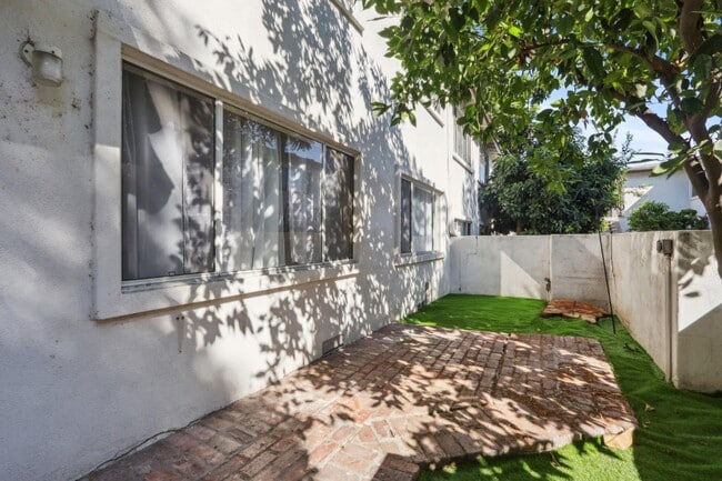 Building Photo - 18555 Collins St Rental
