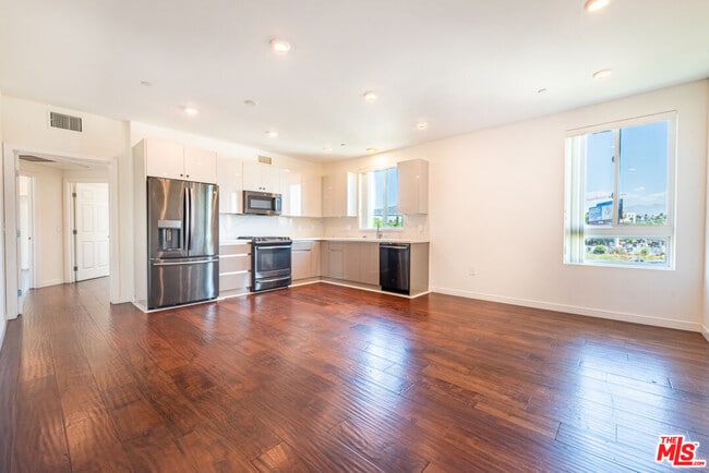 Building Photo - 5531 La Mirada Ave Unit 302 Rental