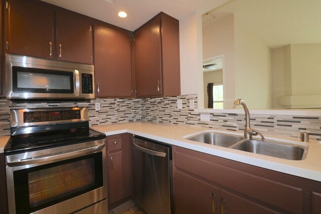 Building Photo - Mission Valley condo (River Colony) with balcony! Central heat/ air. Gated garage parking. Pool/...