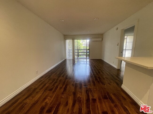 Building Photo - 525 S Ardmore Ave Unit 260