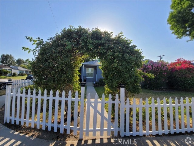 Building Photo - 6121 White Oak Ave Rental