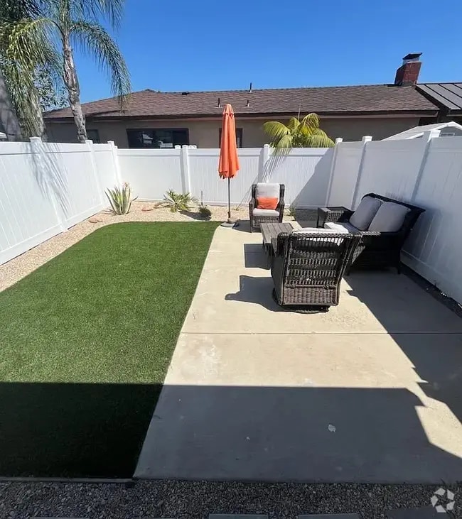 Large, private yard - patio furniture included - 8888 Jefferson Ave Rental