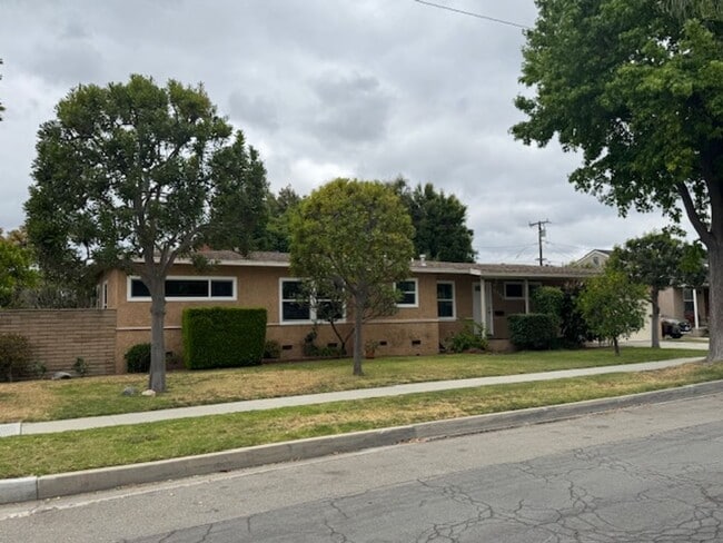 Newly Renovated 4 Bedroom 2 Bath home, wit... - Newly Renovated 4 Bedroom 2 Bath home, wit...