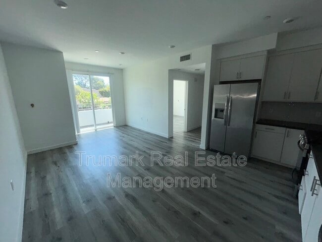 Building Photo - 11408 Sarah St Unit 205