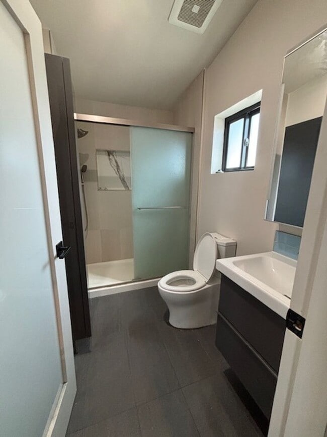 Photo - 1 Bed 1 Bath in North Hills Available Now