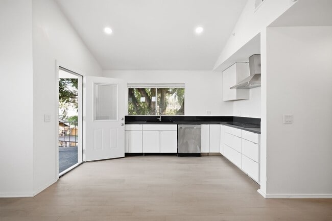 Photo - 611 W Mission St Unit B