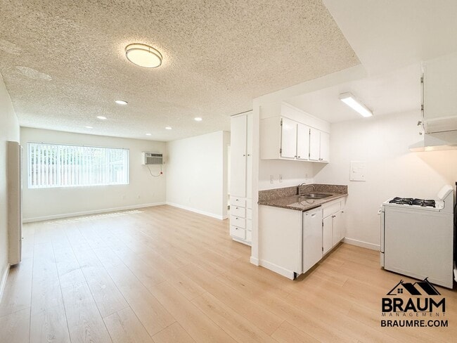 Photo - 5461 Kester Ave Unit 105