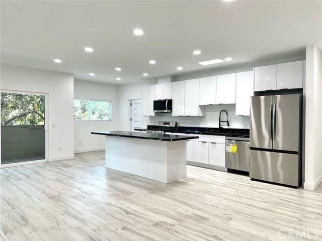 Building Photo - 6255 Woodman Ave Unit 201