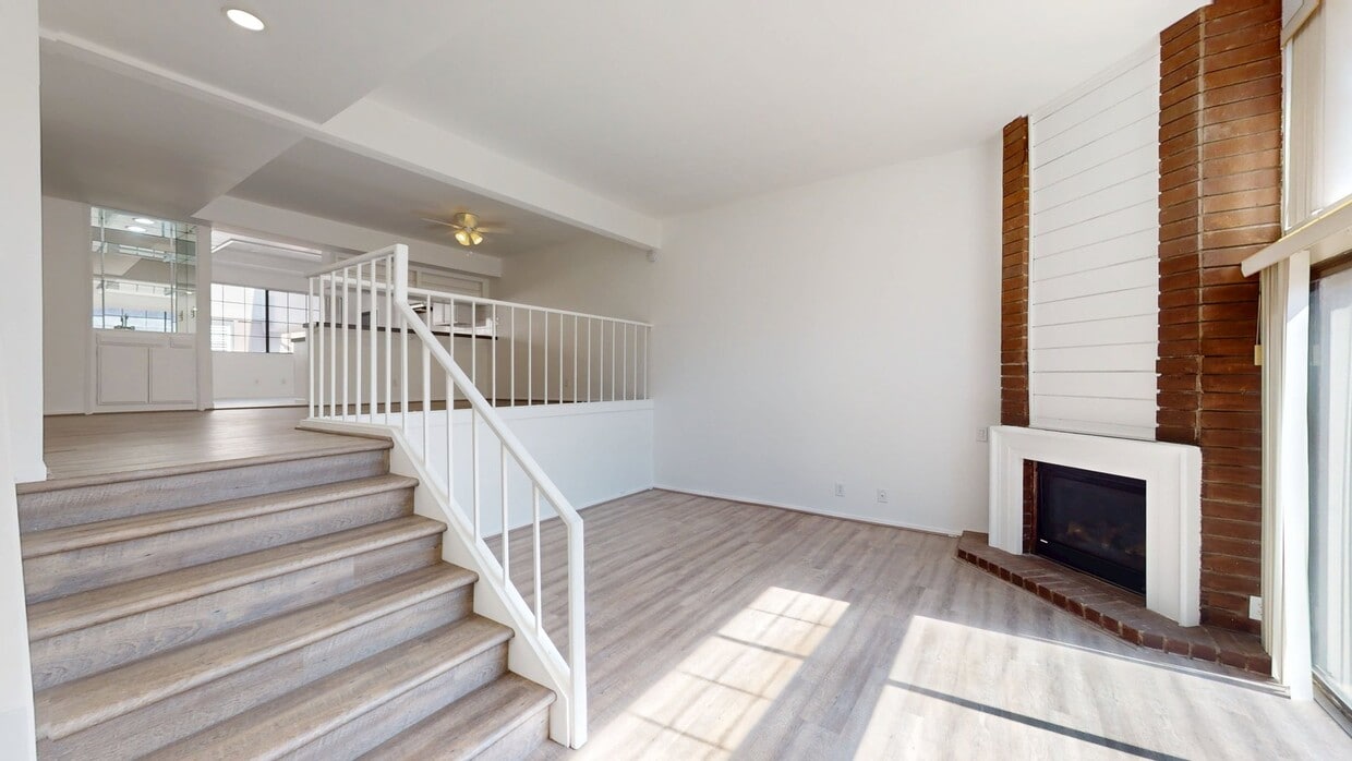 3D Tour - 4640 Glencoe Ave Condo Unit 2