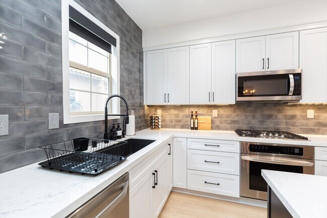Building Photo - 3 Bed, 2 Bath Townhome in Mission Valley--...