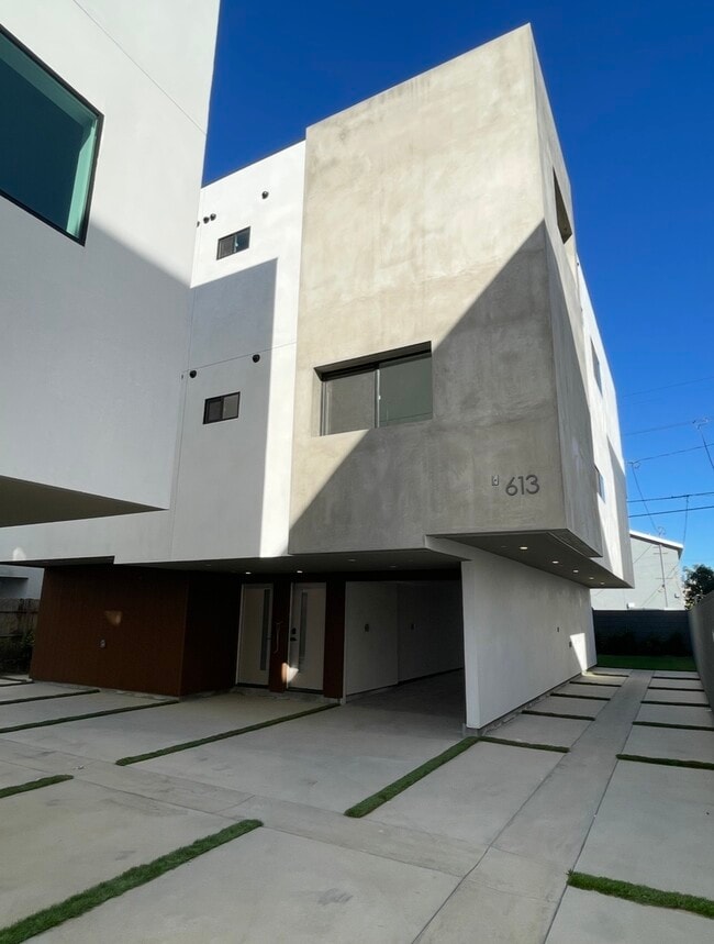 Building Photo - 613 1/2 W 41st St