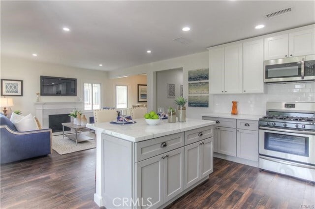 Building Photo - 1925 N Screenland Dr