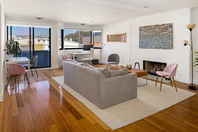 Living room - 18 N Venice Blvd Unit D