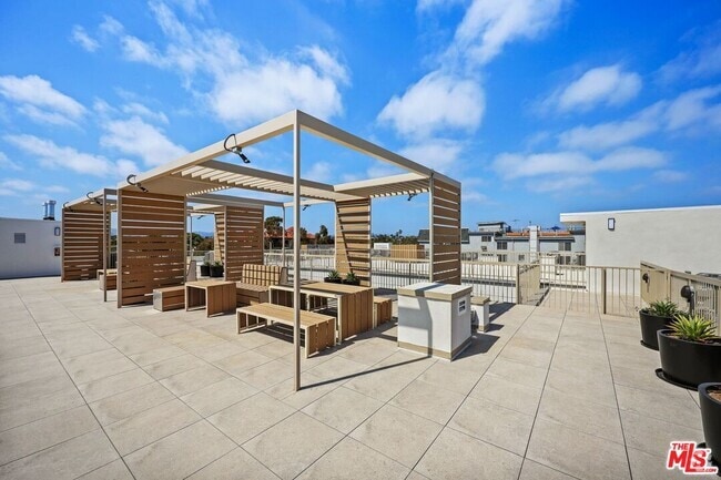Building Photo - 1600 Venice Blvd. Unit ph6 Rental