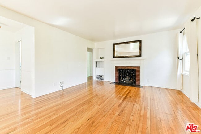 Photo - 2468 Glencoe Ave