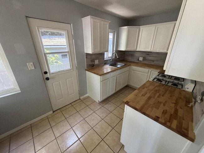 Photo - 2943 Talbot St