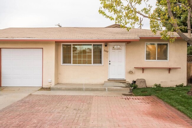 Building Photo - 2207 E Daily Dr Rental