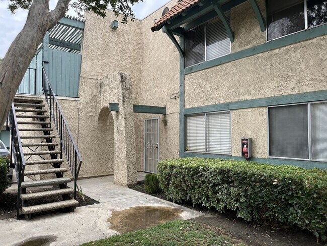 Building Photo - Spacious 2 bedroom, 1.5 bath townhouse for...