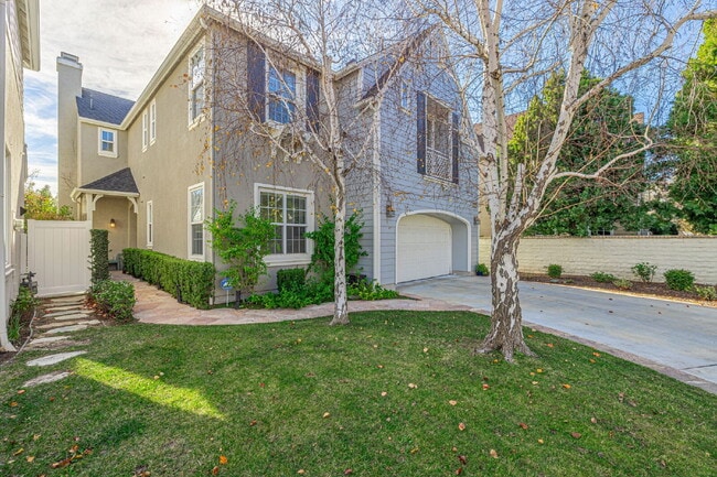 Building Photo - Refined Living in the Heart of Valencia