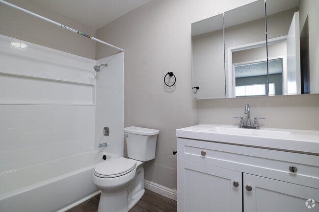 1BR, 1BA - 635SF - Bathroom - 1356 W Stoneridge Ct.