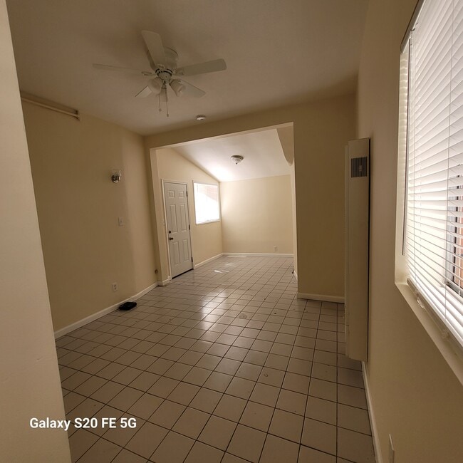 Entry - 1422 Orizaba Ave Unit A