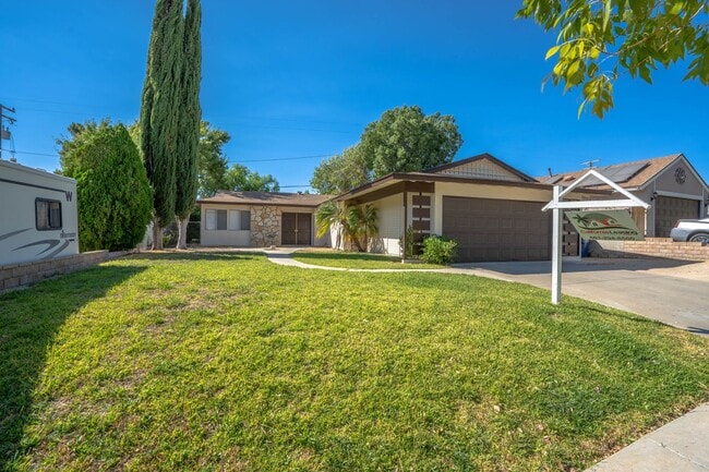 Building Photo - Charming Single-Story 3-Bedroom Home in Canyon Country!