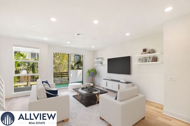 Building Photo - Gorgeous 4 Story Townhome Available in the Highly Desired 17 West Community!