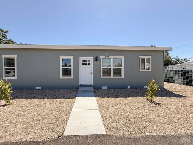 Building Photo - ~ AVAILABLE NOW ~ DUPLEX (RIGHT)