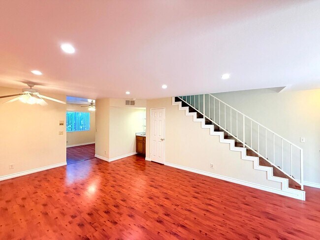 Building Photo - 12251 Moorpark St Unit 104