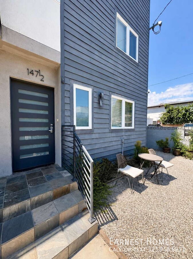 Building Photo - 147 1/2 Roselake Avenue-