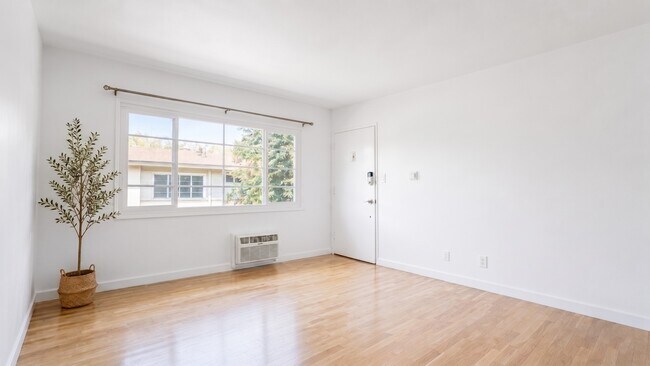 Photo - 1553-1555 Riverside Dr.