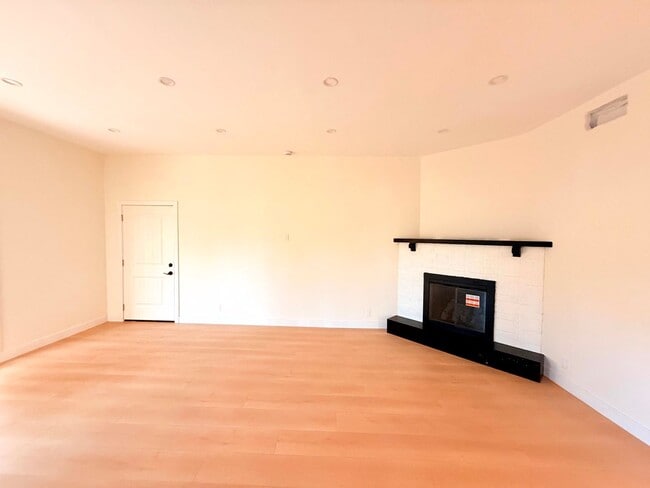 Photo - 6130 Whitsett Ave