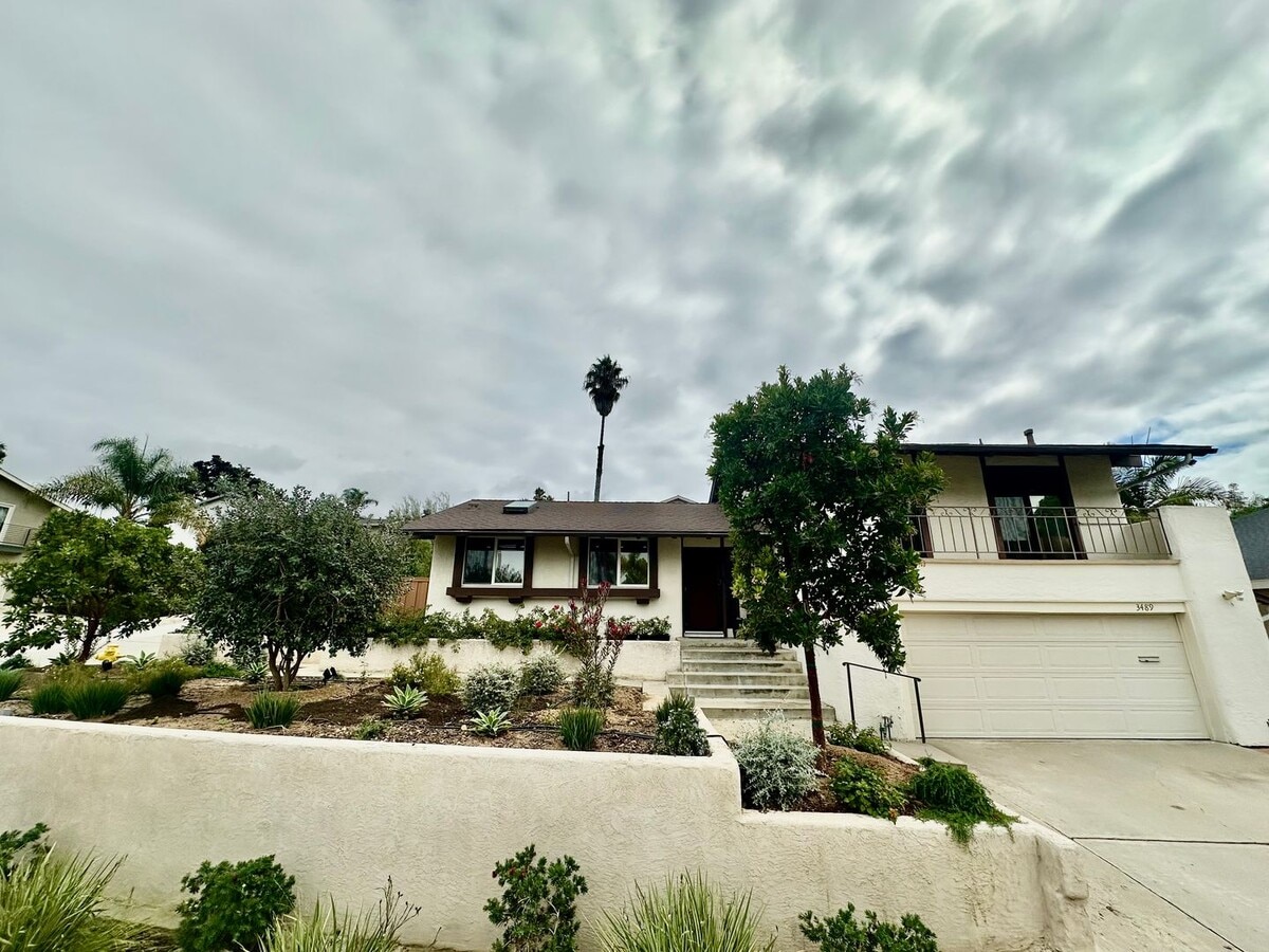Photo - Stunning 4B 3.5 BA Home in Bay Park w/ AC ...