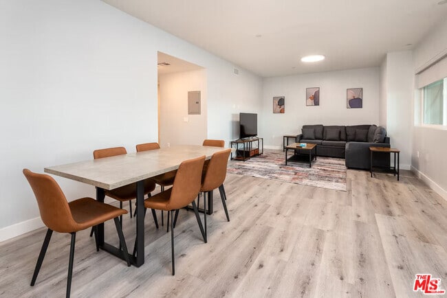 Building Photo - 917 S Berendo St Unit 401 Rental