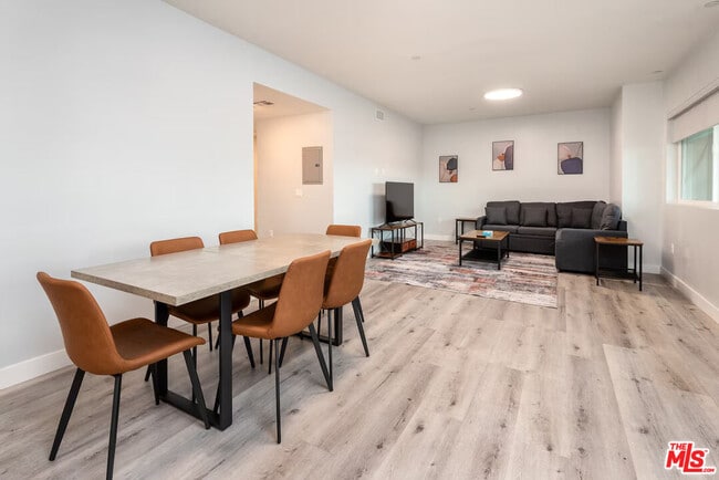 Building Photo - 917 S Berendo St Unit 301 Rental