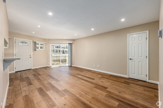 2BR, 2BA - 900SF - Living Room - 2841 Montrose Ave