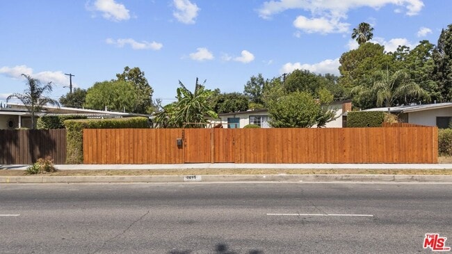 Photo - 7659 Lindley Ave Townhome