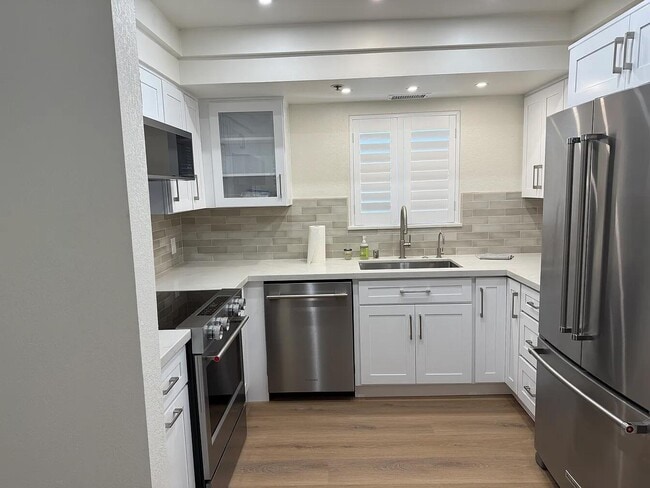Building Photo - 453 Village Square E