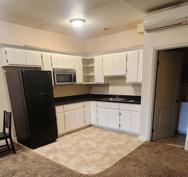 Building Photo - 115 E 3rd St Unit Studio Apartment