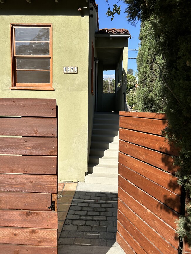 Building Photo - 1425 Allison Ave Unit 1425