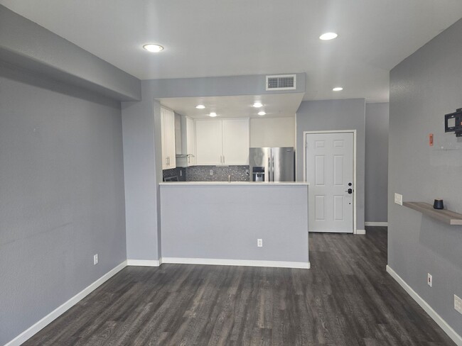 Building Photo - Large 2 Bed 2 Bath Condo in Chula Vista Unit # 313
