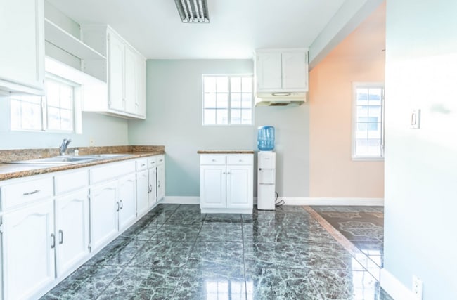 Photo - 930 W 130th St