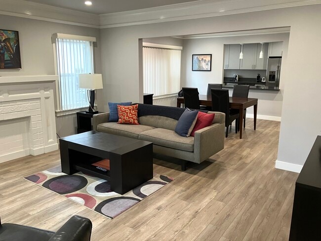 Building Photo - 2059 N Vermont Ave Unit 2059 half