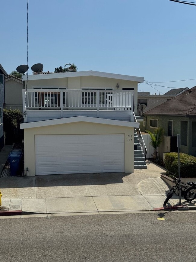 Building Photo - 8th Street HB Duplex Unit 706 - Upper Rental