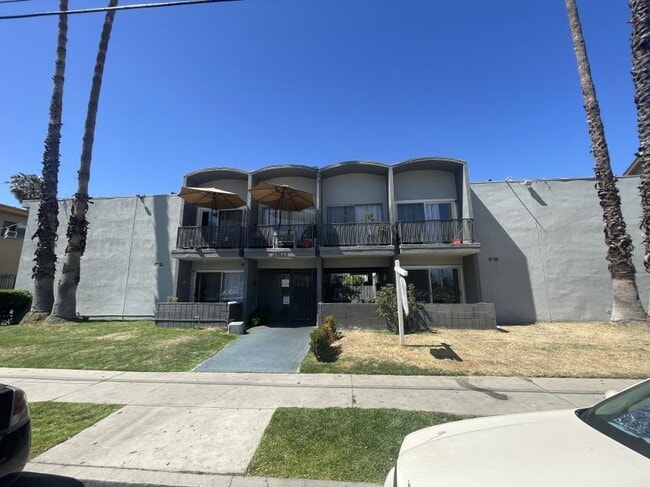 Building Photo - 2.0 bedroom in Canoga Park California 91304 Unit 17