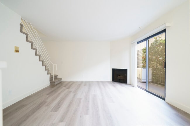 Building Photo - 112 S St Andrews Pl Unit 4