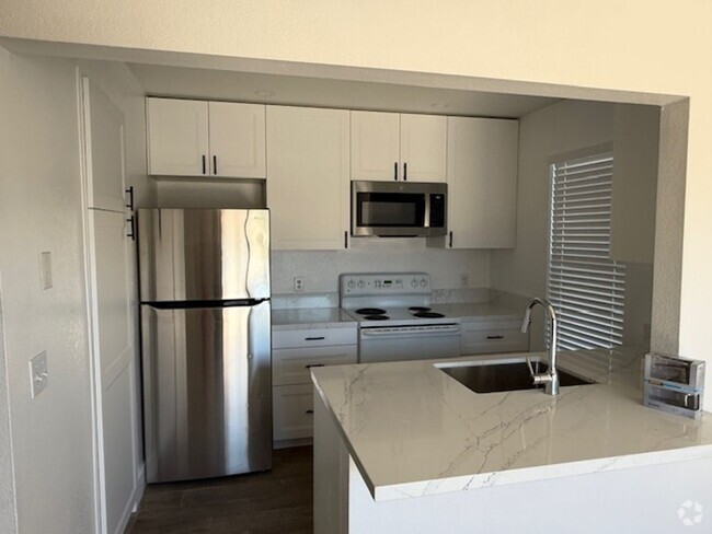 Building Photo - Condo in Gated Palm Lake