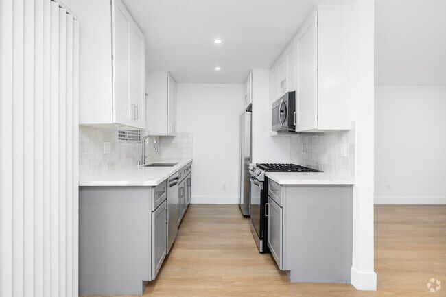 2BD, 2BA - 1,010SF - Kitchen - 11737 Courtleigh Dr.