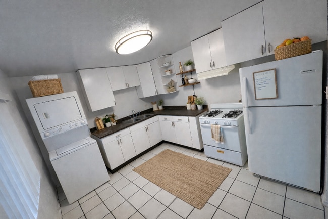 Photo - 911 E 10th St Unit 2